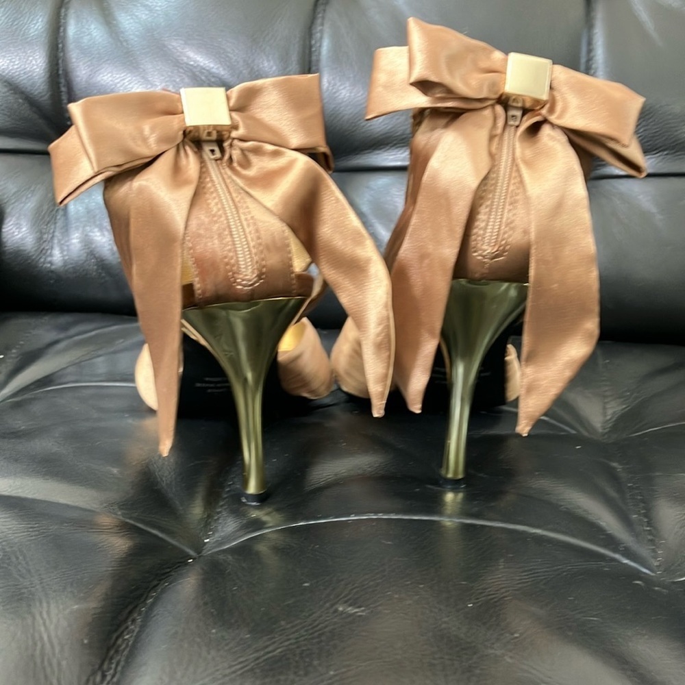 Women’s size 9 Le Château Chic shiny tan golden Stiletto Heels with Ankle Strap